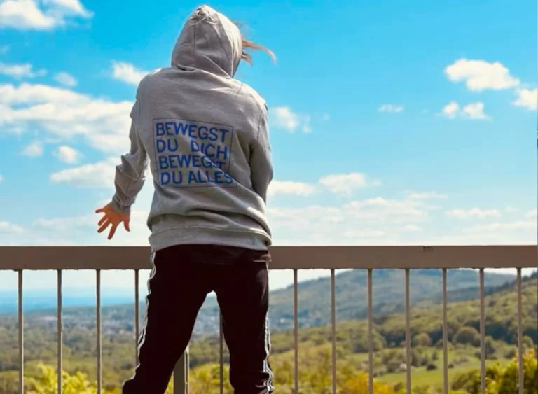 Blaue Himmel, Frau schaut auf Horizont