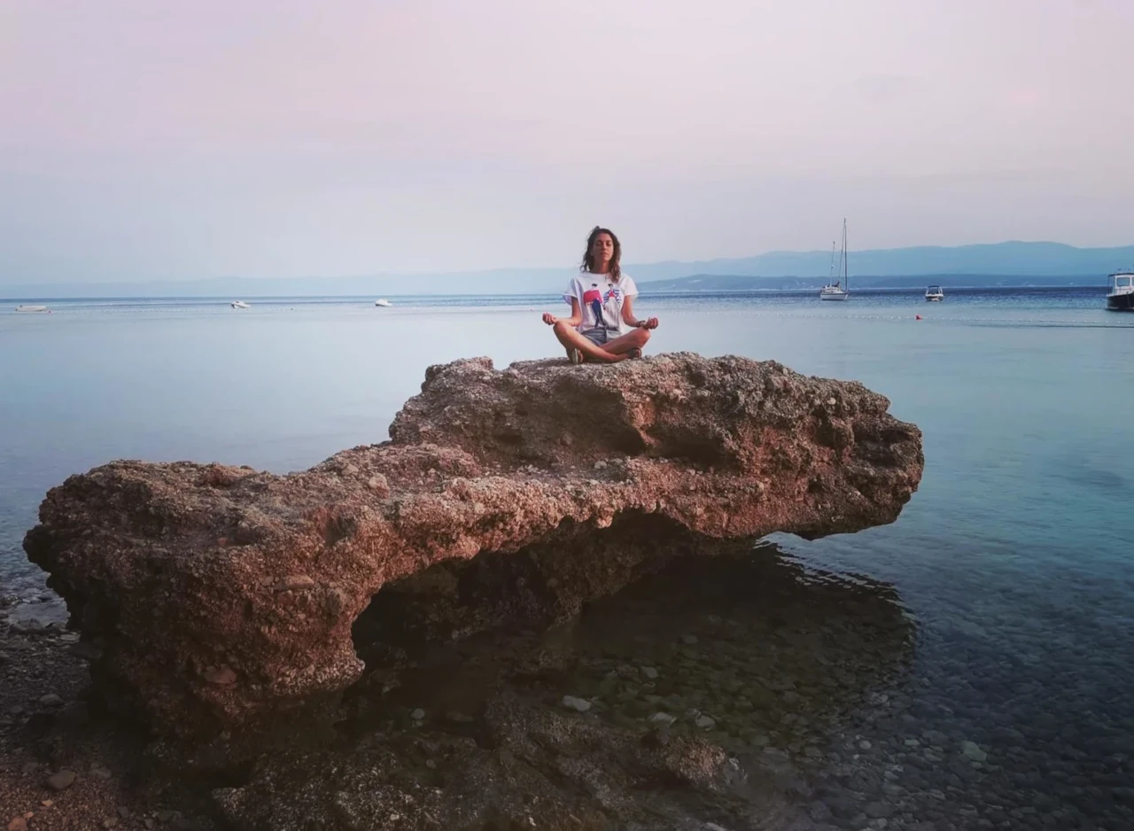 meditation auf einem Stein mn einem See